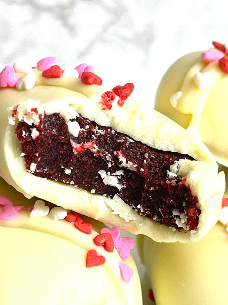
                  
                    Load image into Gallery viewer, White Chocolate- Red Velvet Cake - Cakesicles
                  
                
