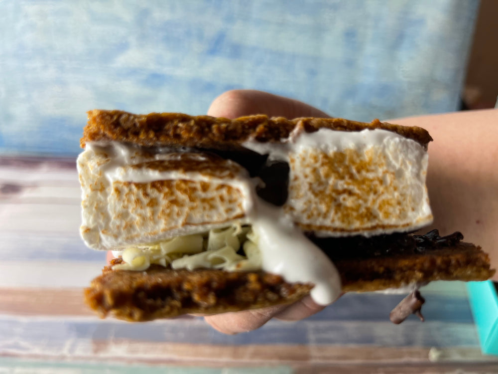 
                  
                    Load image into Gallery viewer, S&amp;#39;Morse kit with crackers marshmallow white and dark chocolate
                  
                