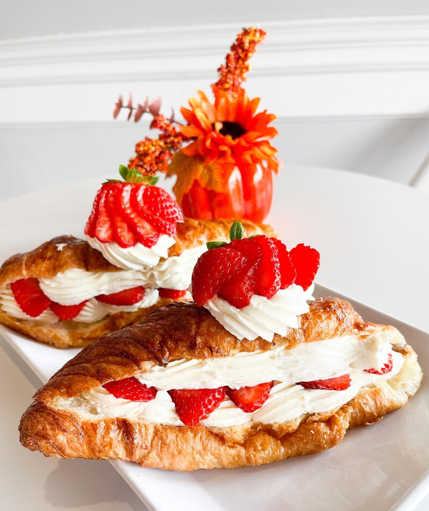 White chocolate & Strawberries Croissant